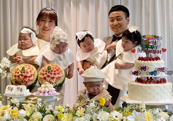 34년 만에 태어나 첫 생일 맞은 다섯쌍둥이. 연합뉴스