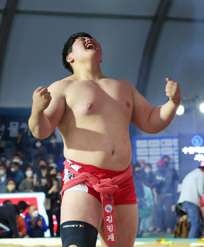 13일 울산 울주군 작천정운동장 씨름특설경기장에서 열린 '위더스제약 2022 천하장사씨름대축제'에서 천하장사(140kg 이하)에 등극한 김민재(울산대학교)가 포효하고 있다. 대한씨름협회