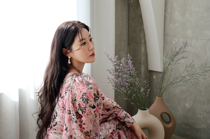 지난 11일 신곡 '봄별꽃'을 발매한 가수 나비. 알앤디컴퍼니 제공