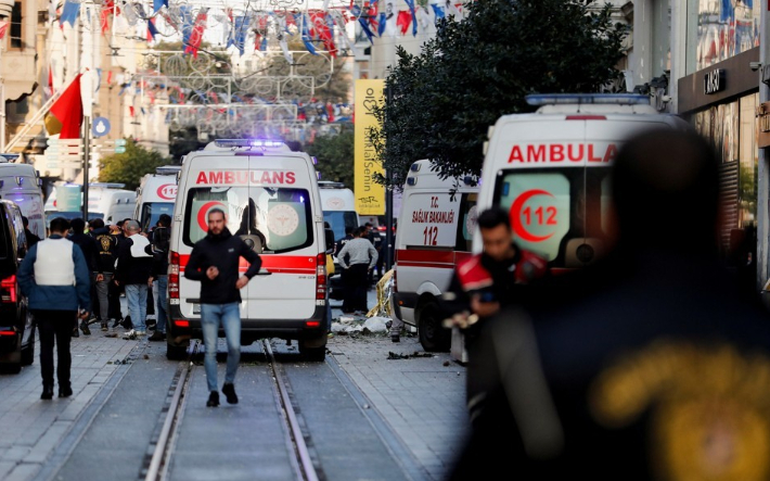 13일 오후 튀르키예 이스탄불의 이스티크랄 거리에서 폭발 사고가 발생해 구급차량이 도착하고 경찰관들이 현장 통제에 나섰다.  연합뉴스