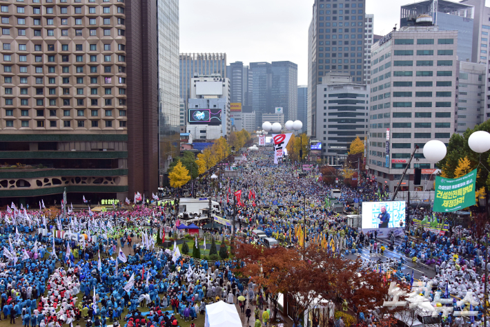 지난 12일 서울 세종대로에서 열린 '2022 전국 노동자대회'에 참가한 민주노총 조합원들이 거리를 가득 메우고 있다. 윤창원 기자