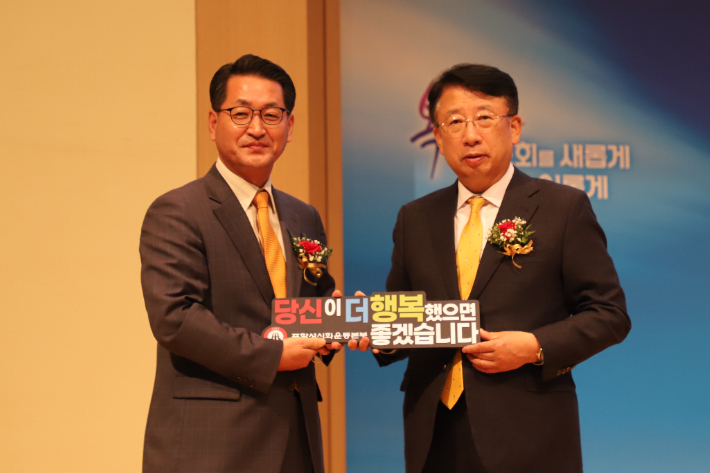 성시화운동본부 서기 이용기 목사(좌)가 대표본부장 김영걸 목사(우)에게 문화캠페인을 헌정했다. 포항CBS