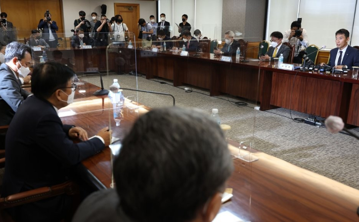 이복현 금융감독원장이 지난 6월 서울 중구 은행회관에서 열린 은행장들과의 간담회에서 발언을 하고 있다. 연합뉴스
