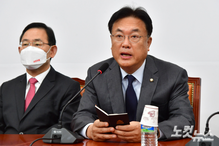 국민의힘 정진석 비대위원장이 14일 서울 여의도 국회에서 열린 비상대책위원회의에서 모두발언을 하고 있다. 윤창원 기자