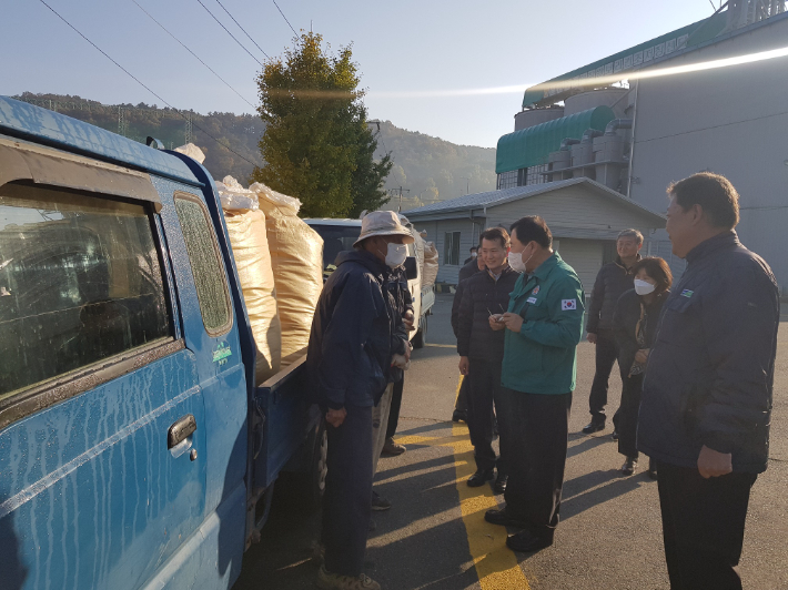 주낙영 시장이 지난 2일 건천읍 신경주 DSC 수매현장을 방문해 농민들을 격려하고 있다. 경주시 제공