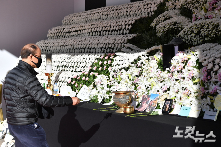 서울광장 핼러윈 참사 사망자 합동분향소에 시민들이 조문하고 있다. 류영주 기자