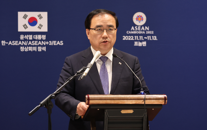 김성한 국가안보실장이 캄보디아 프놈펜 한 호텔 내 미디어센터에서 윤석열 대통령의 '아세안+3'(한중일) 정상회의 참석 내용과 일정 등에 대해 브리핑하고 있다. 연합뉴스