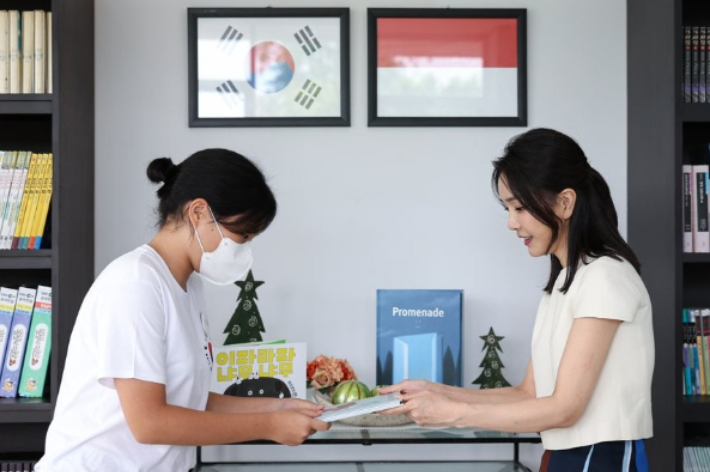 김건희 여사가 14일 인도네시아 발리 한국학교를 방문, 도서를 전달하고 있다. 연합뉴스