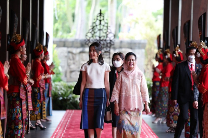 김건희 여사가 14일 인도네시아 발리 한 호텔에서 주요20개국(G20) 정상회의 의장국인 인도네시아의 조코 위도도 대통령의 부인 이리아나 여사와 환담에 앞서 전통 무용을 관람하고 있다. 연합뉴스