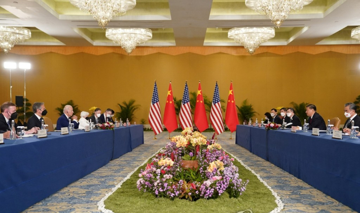 조 바이든 미국 대통령(왼쪽)과 시진핑 중국 국가주석이 14일(현지시간) 인도네시아 발리에서 열린 주요 20개국(G20) 정상회의에서 대화하고 있다. 연합뉴스