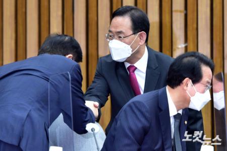 의원들과 인사하는 주호영 원내대표