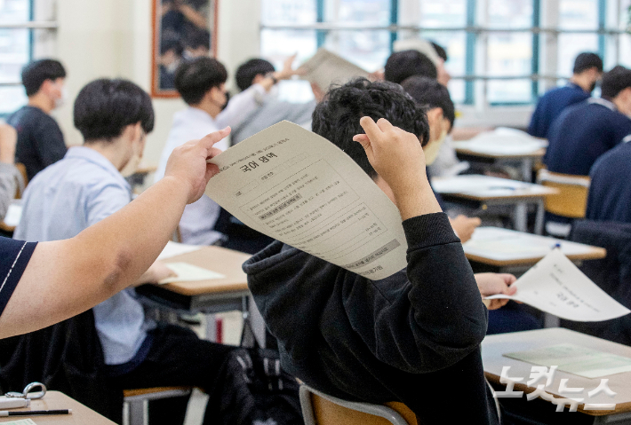 서울 용산구 용산고에서 수험생들이 대학수학능력시험 9월 모의평가 시험지를 받고 있다. 사진공동취재단