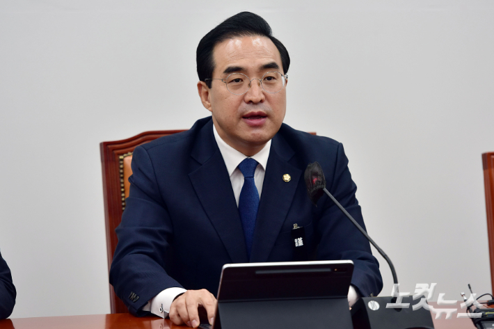 더불어민주당 박홍근 원내대표가 15일 서울 여의도 국회에서 열린 원내대책회의에서 모두발언을 하고 있다. 윤창원 기자