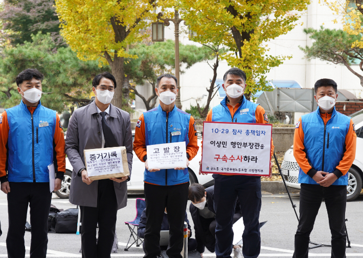 대한민국공무원노동조합총연맹 소방공무원노동조합(공노총 소방노조)이 14일 서울 마포구 경찰청 특별수사본부에서 핼로윈 참사 관련 이상민 행정안전부 장관에 대한 고발장을 접수하기 전 취재진과 인터뷰 하고 있다. 공노총 소방노조는 이상민 행정안전부 장관을 직무유기와 업무상과실치사상 혐의로 경찰에 고발했다. 연합뉴스