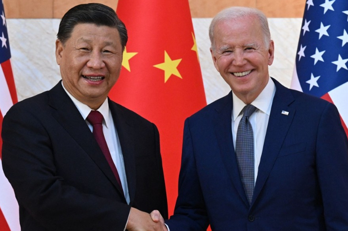조 바이든 미국 대통령(오른쪽)이 14일(현지시간) 인도네시아 발리에서 미중 첫 대면 정상회담을 열고 시진핑 중국 국가주석과 악수하고 있다. 17차 G20 정상회의는 오는 15일부터 16일까지 이틀간 발리에서 열린다. 연합뉴스