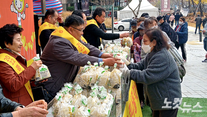 '2022 콩나물 먹는 날' 행사에서 대한두채협회와 콩나물의무자조금관리위원회 임직원들이 콩나물 무료나눔 이벤트를 진행하고 있다. 노컷TV 채승옥