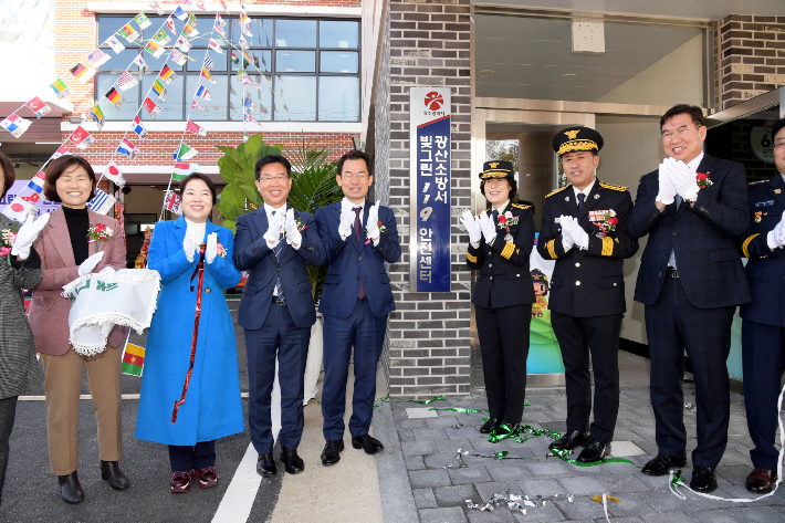 문영훈 광주광역시 행정부시장이 15일 오전 광산구 삼거동에 위치한 빛그린119안전센터 개청식에 참석해 참석자들과 함께 테이프 커팅과 현판제막식을 하고 있다. 광주광역시 제공