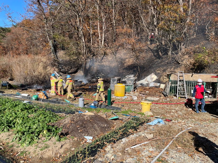 15일 오후 12시 24분쯤 울산시 울주군 삼동면 금곡리의 한 야산에서 화재가 발생해 소방대원들이 진화작업을 벌이고 있다. 울산소방본부 제공