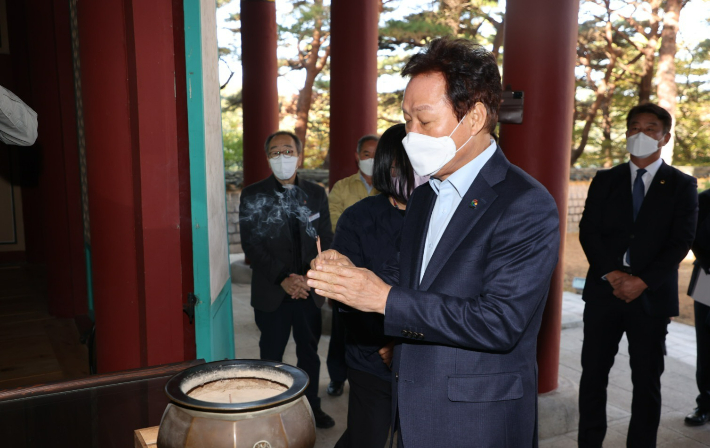 통영 한산도 제승당 찾은 박완수 경남지사. 경남도청 제공