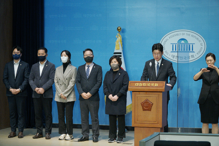 용산구의회 더불어민주당 의원들이 10.29 참사 진상 규명을 요구하는 기자회견을 하고 있다. 김영호 의원실 제공