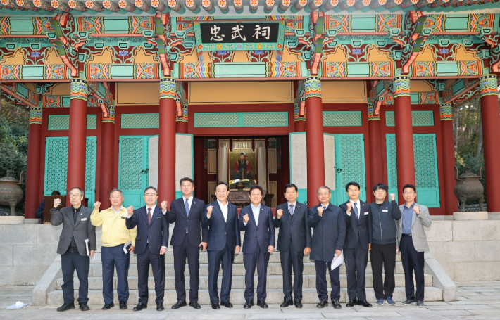 통영 한산도 제승당 찾은 박완수 경남지사. 경남도청 제공