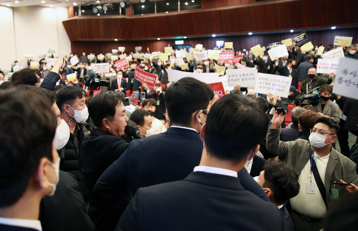 15일 국회에서 열린 정책토론회가 파행을 빚었다. 독자 제공