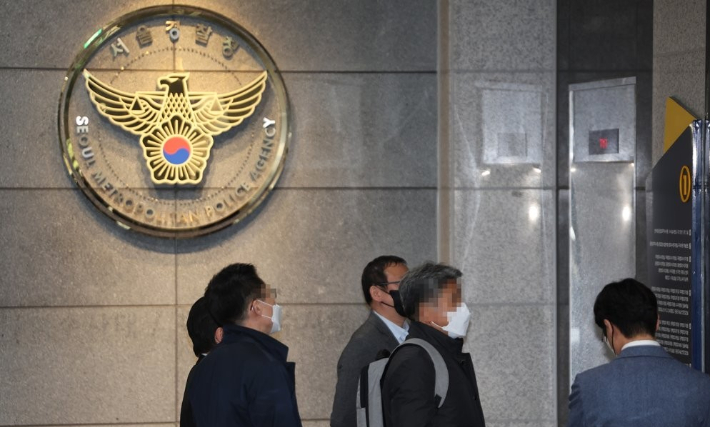 핼러윈 기간 위험분석 보고서가 삭제됐다는 의혹과 관련해 전 용산경찰서 정보과장 김모 경정이 15일 오후 조사받기 위해 서울 마포구 경찰청 이태원 사고 특별수사본부(특수본)로 들어서고 있다. 연합뉴스