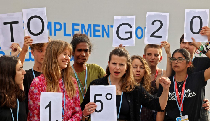 COP27을 맞아 주요 20개국(G20)이 지구 온도 상승 폭을 산업화 이전 대비 1.5도로 제한해야 한다며 'TO G20, 1.5℃'라고 적힌 종이를 들고 있는 환경 운동가들. 연합뉴스