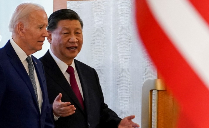 조 바이든 미국 대통령이 14일(현지시간) 인도네시아 발리에서 열린 주요 20개국(G20) 정상회의에서 시진핑 중국 국가주석을 만나고 있다. 연합뉴스