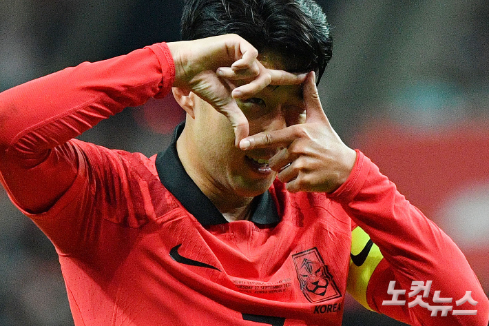 손흥민이 27일 오후 서울 마포구 상암 월드컵경기장에서 열린 축구국가대표팀 친선경기 '대한민국 대 카메룬' 경기에서 선제골을 성공시킨 후 세리머니를 하고 있다. 류영주 기자