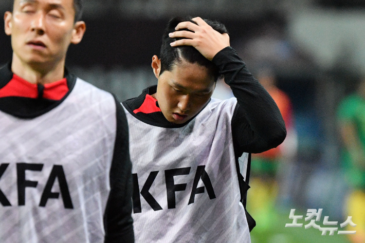 이강인이 27일 오후 서울 마포구 상암 월드컵경기장에서 열린 축구국가대표팀 친선경기 '대한민국 대 카메룬' 경기에서 몸을 풀고 있다. 류영주 기자