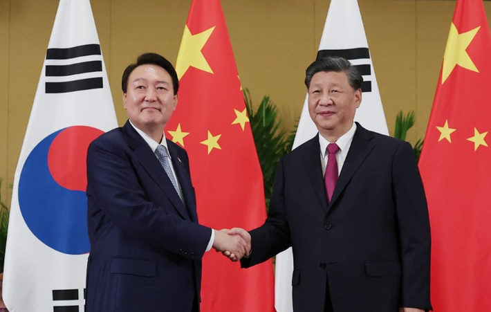 ユン・ソクヨル大統領と中国の習近平国家主席が15日(現地時間)、インドネシア・バリ島のホテルで開かれた韓中首脳会談で握手している。 新着