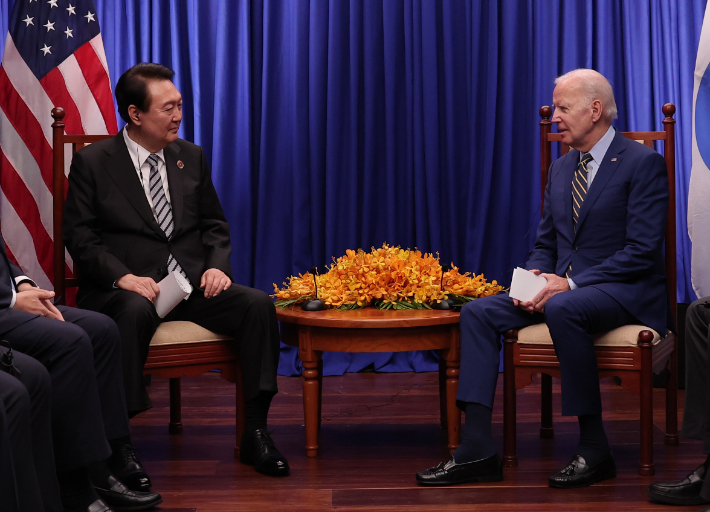 ユン・ソクヨル大統領が13日(現地時間)、カンボジア・プノンペンのホテルでジョー・バイデン米大統領と首脳会談を行っている。 新着