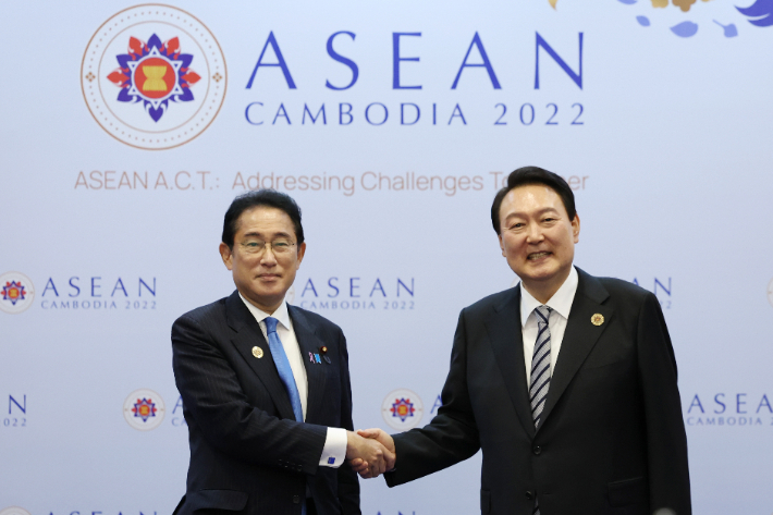 ユン・ソクヨル大統領が13日(現地時間)、カンボジア・プノンペンのホテルで開かれた韓日首脳会談で日本の岸田文夫首相と握手し記念写真を撮っている. 新着