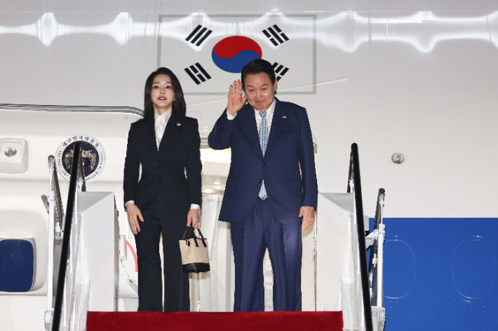 東南アジア歴訪を終えたユン・ソクヨル大統領とキム・ゴンヒ大統領夫人が15日、インドネシア・バリ島のングラライ国際空港で空軍1号機に搭乗し、敬礼している。 新着