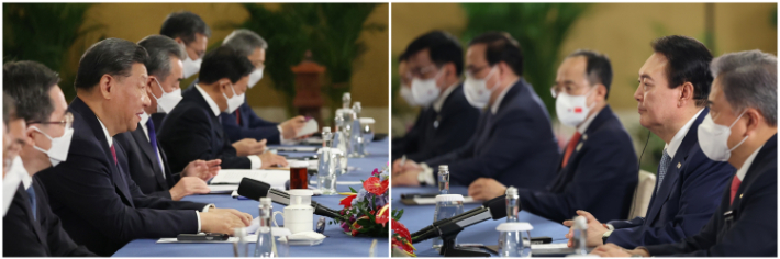 윤석열 대통령(오른쪽 사진)과 시진핑 중국 국가주석이 15일(현지시간) 인도네시아 발리 한 호텔에서 한중 정상회담을 하고 있다. 연합뉴스