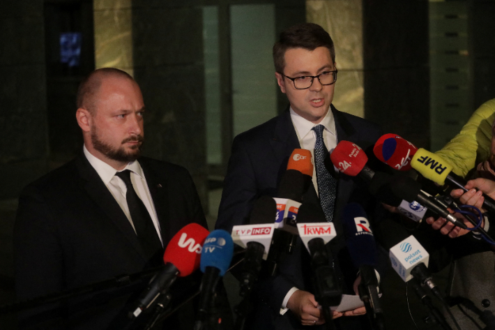 표트르 뮐러 폴란드 정부 대변인이 15일(현지시간) 동부 우크라이나 접경 지역에서 미사일 폭발로 자국민 두명이 숨진 사건에 관해 설명하고 있다. 연합뉴스