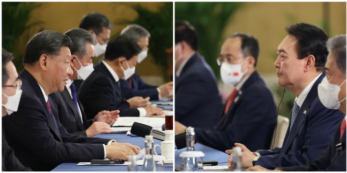 윤석열 대통령(오른쪽 사진)과 시진핑 중국 국가주석이 15일(현지시간) 인도네시아 발리 한 호텔에서 한중 정상회담을 하고 있다. 연합뉴스