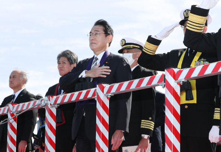 일본 해상자위대 창설 70주년을 맞은 지난 6일 가나가와현 사가미만에서 열린 국제관함식에 참석한 기시다 후미오(왼쪽에서 세 번째) 일본 총리가 대형 호위함 '이즈모'(DDH-183)에 올라 사열하고 있다. 연합뉴스
