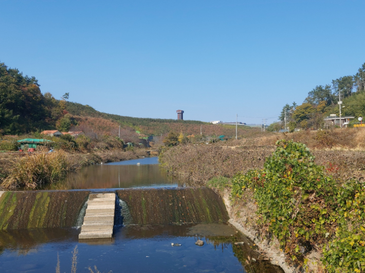 개천마을에서 바라 본 오리산단(중앙)과 수소연료전지 발전소 예정 부지(좌측). 개천마을 이장 제공