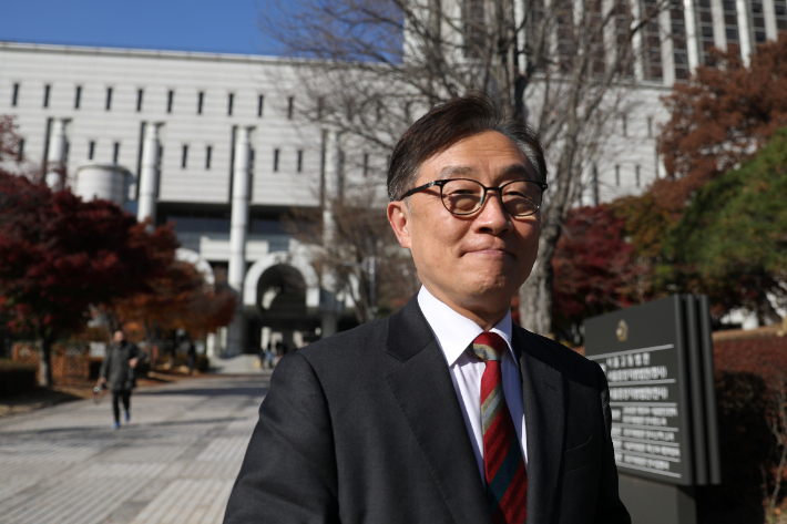 국민의힘 최재형 의원이 16일 오후 대선 기간 불법 선거운동을 한 혐의로 1심에서 벌금형을 선고받고 서울 서초구 서울중앙지법을 나서고 있다. 연합뉴스