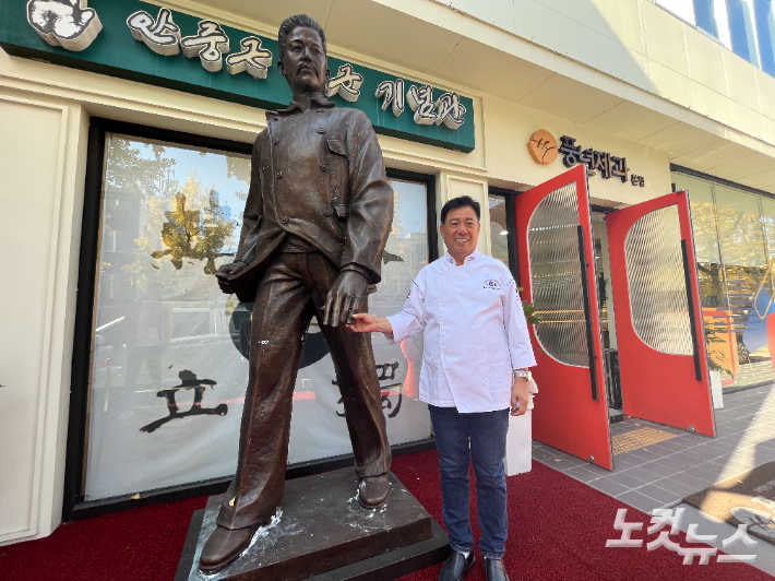 전주 한옥마을 주변 풍년제과 앞 안중근 의사 동상을 세운 강동오 풍년제과 대표. 남승현 기자