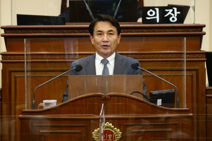 김진태 강원도지사가 16일 강원도의회에 출석해 레고랜드 보증채무 상환 등을 담은 예산안 제출에 따른 시정연설을 하고 있다. 강원도의회 제공 