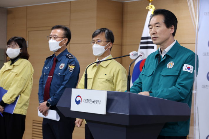 김성호 행정안전부 재난안전관리본부장(중대본 1본부 총괄조정관)이 16일 정부서울청사 브리핑룸에서 보건복지부와 경찰청, 소방청 담당자들이 배석한 가운데 이태원 참사 브리핑을 하고 있다. 연합뉴스