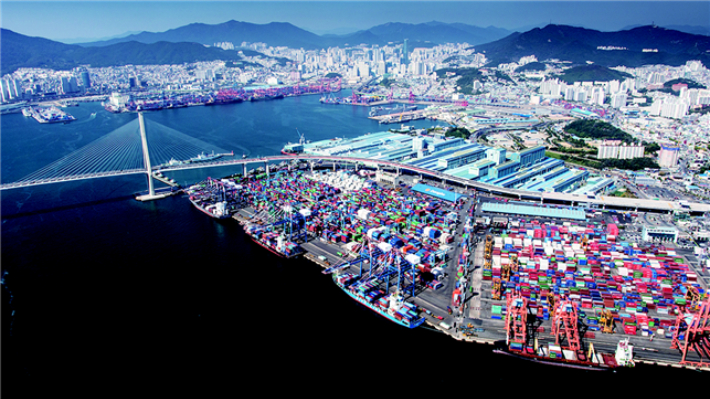 부산항 북항 신감만부두 및 감만부두 1번 선석 전경. 부산항만공사 제공