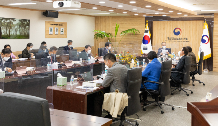 고학수 개인정보보호위원회 위원장이 16일 서울 종로구 정부서울청사에서 열린 제18회 개인정보보호위원회 전체회의를 주재하고 있다. 개인정보보호위원회 제공