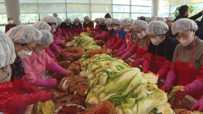 무학교회 성도들과 지역 주민들이 어려운 이웃에게 나눠줄 김장김치를 담그고 있다. 