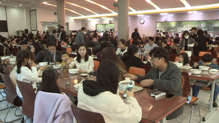 무학교회 성도들이 주일예배를 마치고 교회 식당에서 식사하고 있는 모습