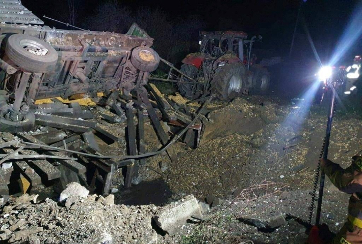 15일(현지시간) 우크라이나 국경과 접한 폴란드 동부 프셰보두프 마을의 폭발 현장을 촬영한 사진. 이날 미사일 2기가 이 마을에 떨어져 현재까지 2명이 숨졌다. 연합뉴스