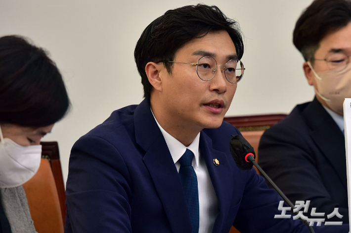 더불어민주당 장경태 최고위원이 20일 서울 여의도 국회에서 열린 긴급 최고위워회의에서 준비한 자료를 보이며 발언을 하고 있다. 윤창원 기자